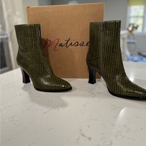 Matisse Dark Green Croc-Embossed Heeled Boots 8 New in Box